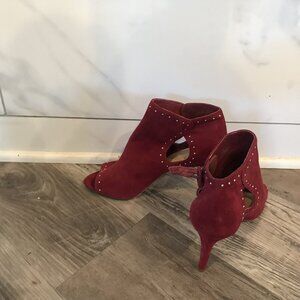 VINCE CAMUTO  RED SEUDE STUDDED BOOTIES 9M